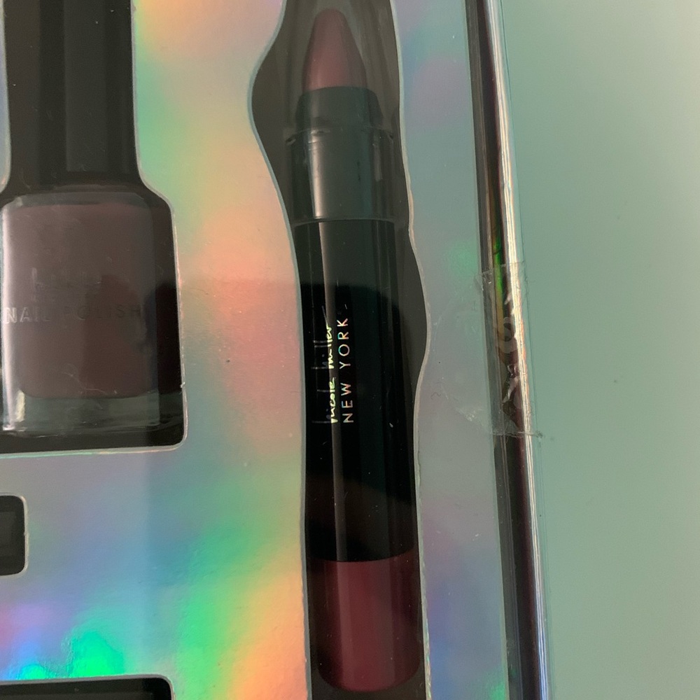 Nicole Miller Ultimate Cosmetic Collection - Picture 10 of 10